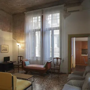Melusina Rialto Historical Center Apartament